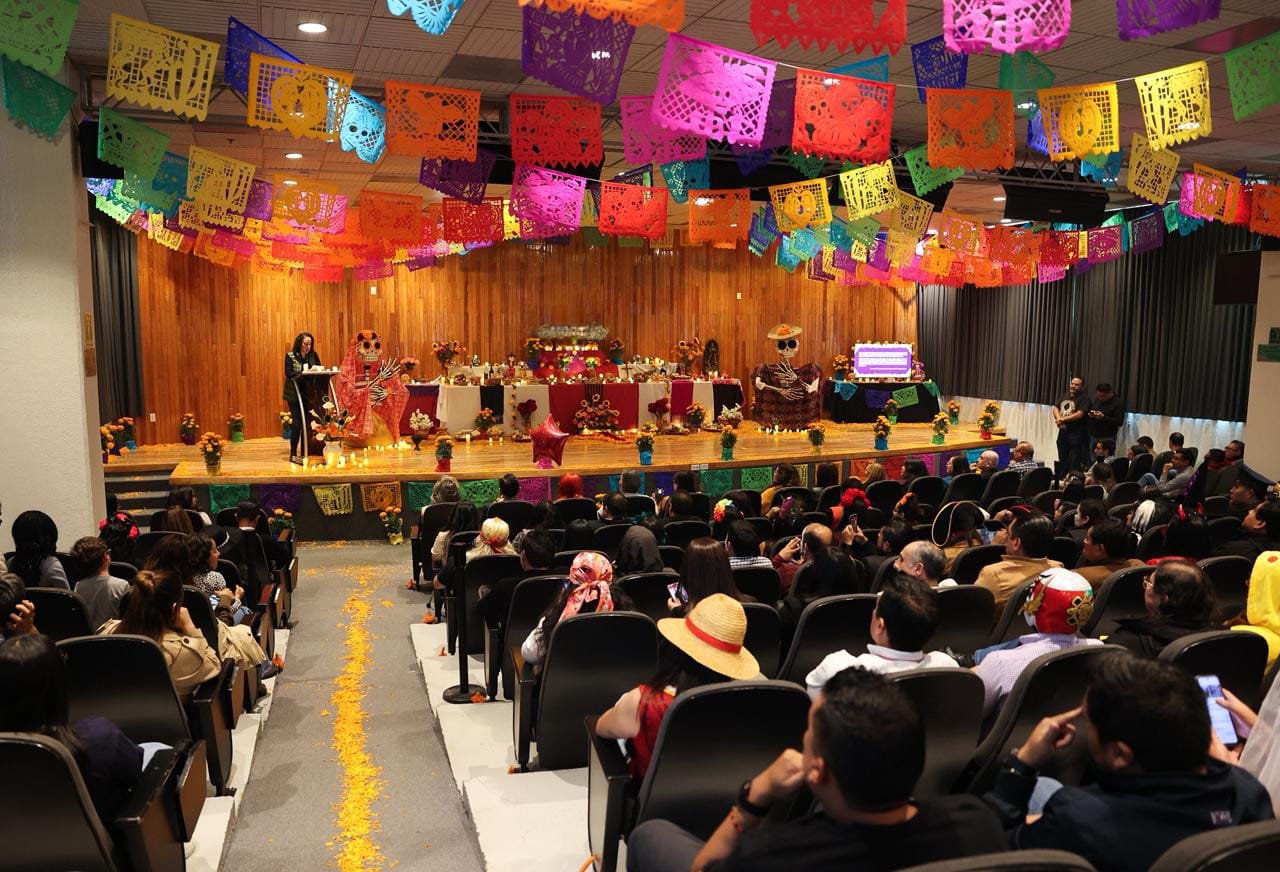 EL IEEM MANTIENE VIVAS LAS TRADICIONES CON OFRENDA DE DÍA DE MUERTOS