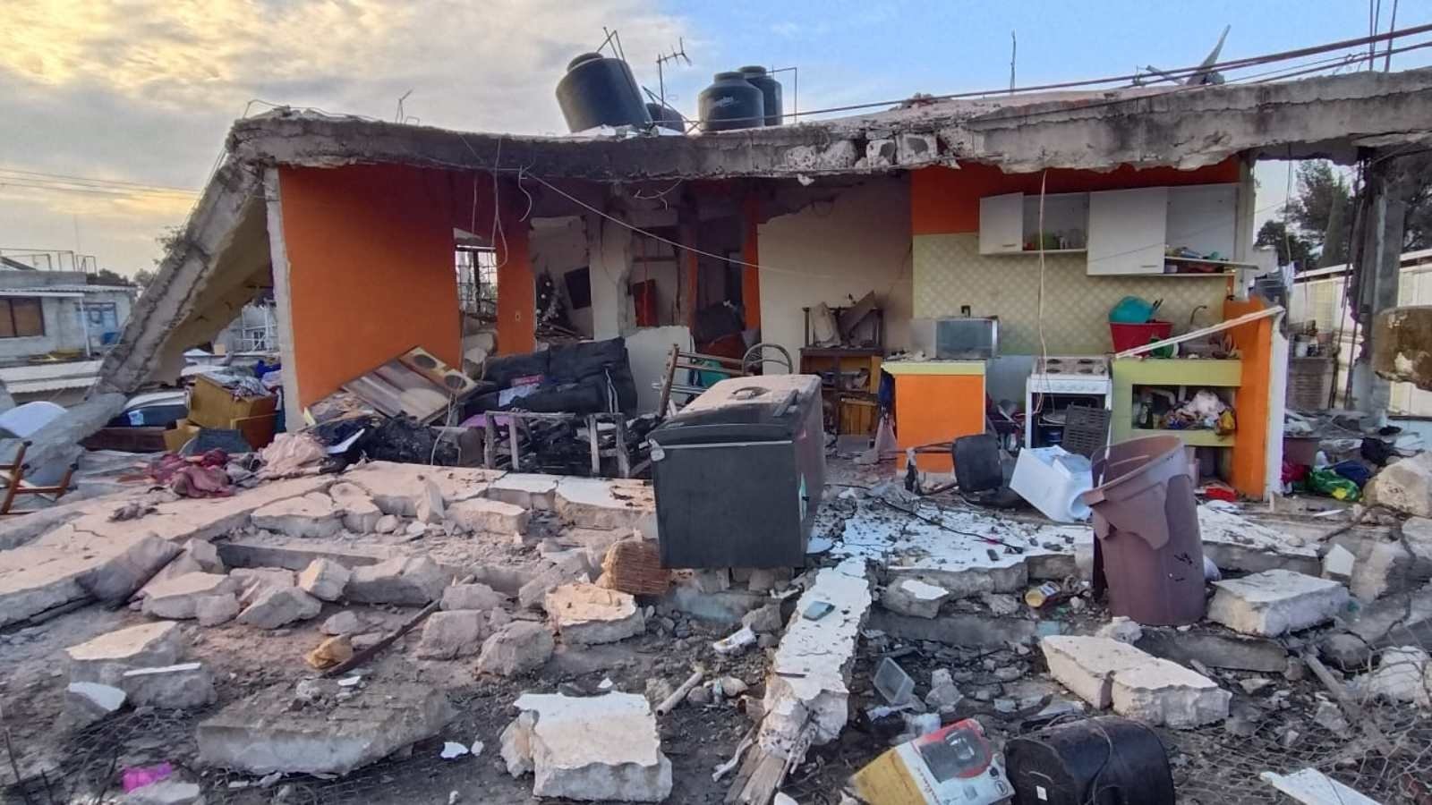 Explosión por fuga de gas deja un lesionado y daños a viviendas en Ecatepec
