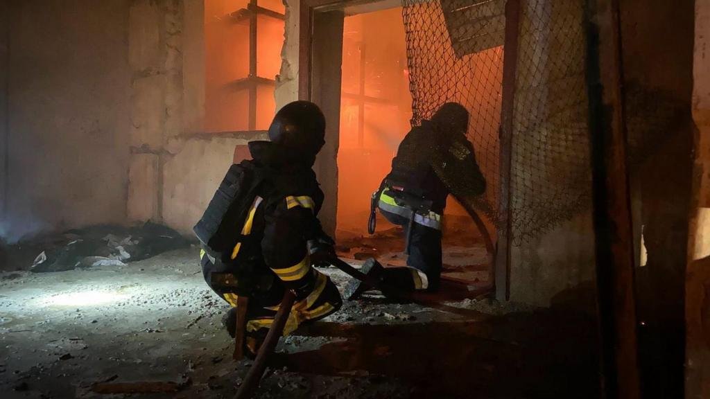 Ataque masivo con drones rusos deja dos muertos en Ucrania mientras avanzan las conversaciones de paz