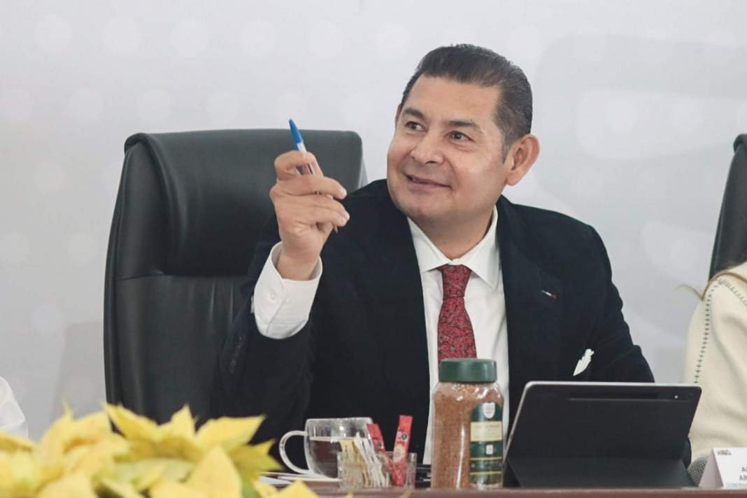 Armenta anuncia plan para negociar fin de concesión del agua en Puebla