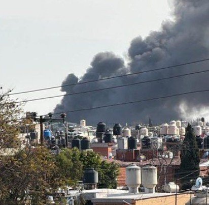 Incendio en bodega de pinturas y PET en Ecatepec obliga a evacuar a más de 300