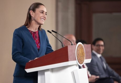 Cuauhtémoc, Ciudad de México. 4 de marzo 2026. La presidenta constitucional de los Estados Unidos Mexicanos, la Doctora Claudia Sheinbaum Pardo en conferencia de prensa matutina en el salón de la Tesorería de Palacio Nacional. La acompañan: Jesús Antonio Esteva Medina, secretario de Infraestructura, Comunicaciones y Transportes; Jorge Mendoza, director del Banco Nacional de Obras y Servicios Públicos (Banobras); Miguel Ángel Elorza Vásquez, coordinador de Infodemia.  Foto: Gabriel MonroyPresidencia