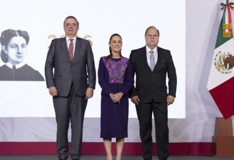 Cuauhtémoc, Ciudad de México, México, 16 de abril de 2026. 
La doctora Claudia Sheinbaum Pardo, presidenta Constitucional de los Estados Unidos Mexicanos en Conferencia de prensa matutina “Conferencia del Pueblo” en el Salón Tesorería de Palacio Nacional y enlace con Francisco Alfonso Durazo Montaño, gobernador Constitucional del Estado de Sonora y Alejandro Svarch Pérez, director general del IMSS Bienestar desde Sonora y con Alejandro Armenta Mier, gobernador Constitucional del Estado de Puebla; Rommel Pacheco Marrufo, director general de la Comisión Nacional de Cultura Física y Deporte (Conade) desde Puebla. La acompañan Marcelo Ebrard Casaubón, secretario de Economía; Guillermo del Río Ochoa, presidente de Index occidente y director de desarrollo de negocios y relaciones gubernamentales en Flex México; Carlos Gabriel Lerma Cotera, subsecretario de Ingresos de la Secretaría de Hacienda y Crédito Público (SHCP); Noemí Juárez Pérez, subsecretaria de Educación Pública; César Iván Escalante Ruiz, procurador federal del consumidor (Profeco) y Miguel Ángel Elorza Vásquez, coordinador de Infodemia. 
Foto: Gabriel Monroy / Presidencia